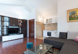 Lavish Holiday Home in Podstrana with Garden