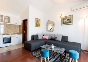 Lavish Holiday Home in Podstrana with Garden
