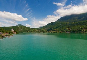 Les Libellules by Locationlacannecy