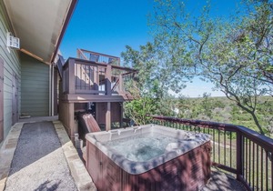 Less than 1 mile from Gruene Hall! Sleeps up to 8! Private Hot Tub!