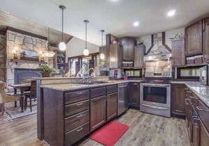 Less than 1 mile from Gruene Hall! Sleeps up to 8! Private Hot Tub!