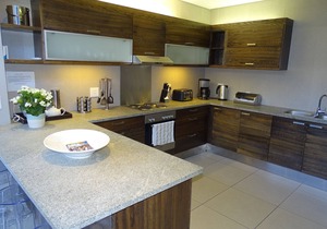 Light&Bright top floor Apartment, a minute's walk to the beach!