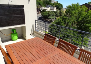 Light&Bright top floor Apartment, a minute's walk to the beach!