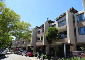 Light&Bright top floor Apartment, a minute's walk to the beach!