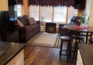 Like new one bedroom, one bath cabin overlooking Christopher Creek