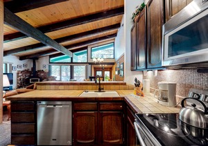 Lodge-Like Condo w/Balcony, Shared Indoor Pool/Hot Tub/Sauna - 1 Mile to Slopes
