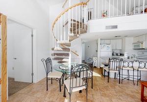 Loft-like condo with balcony, easy beach access, pools, hot tubs & tennis