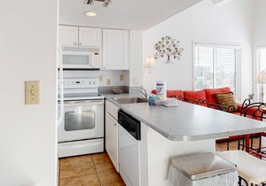 Loft-like condo with balcony, easy beach access, pools, hot tubs & tennis
