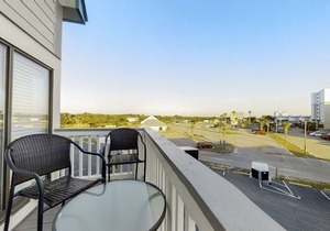 Loft-like condo with balcony, easy beach access, pools, hot tubs & tennis