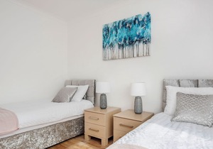 Lovely 4-BedRoom House Near Romford Station