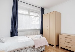 Lovely 4-BedRoom House Near Romford Station