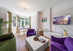 Lovely garden apartment in Wimbledon Town Centre with private parking by Wimbledon Holiday Lets
