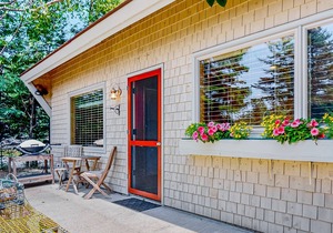 Lovely home, cottage, apartment, with oceanview & washer/dryer