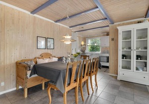 Lovely home in Aakirkeby with kitchen