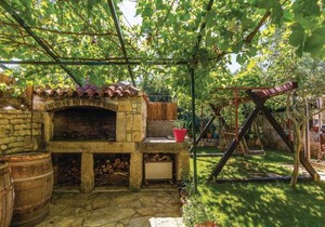 Lovely Home In Liznjan With Kitchen