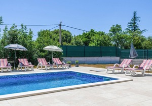 Lovely home in Trget with WiFi