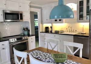 Lovely Narragansett Pier Vacation Home! Walk to local amenities & beach!