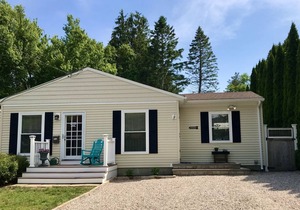 Lovely Narragansett Pier Vacation Home! Walk to local amenities & beach!