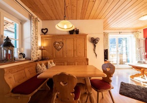 Lovingly furnished holiday apartment "Zirbe" in the Zugspitz village Grainau