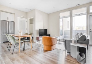Luxe San Carlos 2BR w/Gym, Pool & BBQ, walk to Caltrain, by Blueground