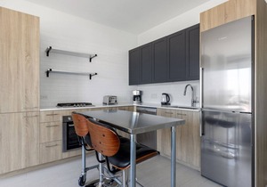 Luxe West Loop Studio w/Gym, Pool, Coworking, walk to UIC, by Blueground