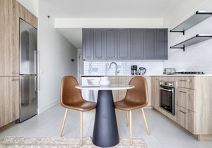 Luxe West Loop Studio w/Gym, Pool, Coworking, walk to UIC, by Blueground