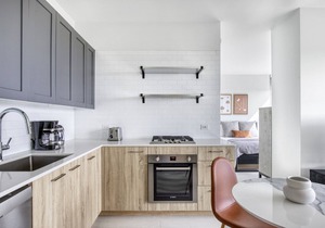 Luxe West Loop Studio w/Gym, Pool, Coworking, walk to UIC, by Blueground