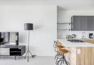Luxe West Loop Studio w/Gym, Pool, Coworking, walk to UIC, by Blueground
