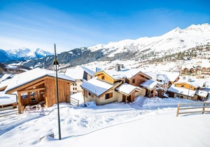 Luxury chalets (6p) With 3 bed- and bathrooms. In center of Saint François Longchamp ski in & out.