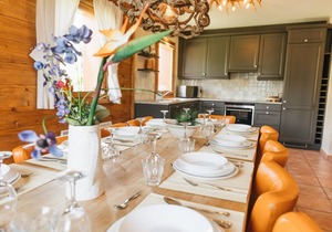 Luxury chalets (12p) 5 bed- and 3 bathrooms. Center of Saint François Longchamp with ski-in & out.