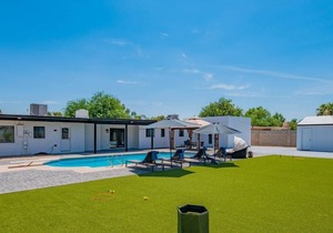 Luxurious 4 Bedroom with Resort-Like Pool Area & Many Outdoor Activities! by RedAwning