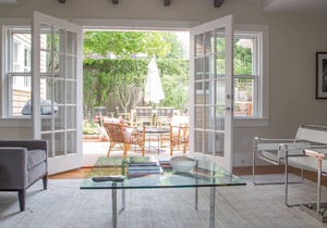 Luxurious 5 bedroom home with hot tub and pool in prime location