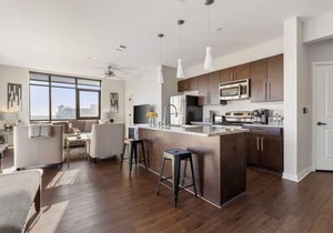 Luxurious Downtown Corner Views 2 bed 2bath 61