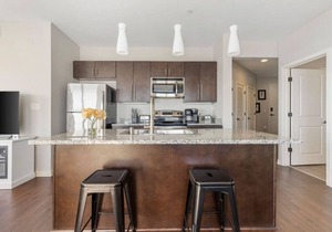 Luxurious Downtown Corner Views 2 bed 2bath 61