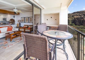 Luxurious Ocean Front Condo with Wrap Around Lanai - Newly Renovated