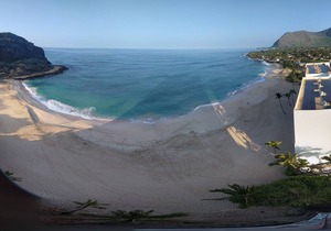 Luxurious Ocean Front Condo with Wrap Around Lanai - Newly Renovated