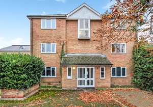 Luxury 2 bed central Chelmsford apartment. Parking.