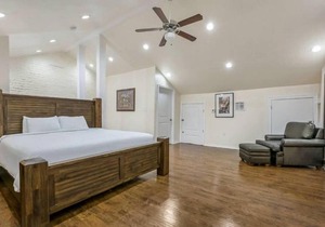Luxury 4BR Penthouse in Downtown by Hosteeva