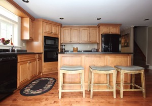 Luxury accommodation overlooking Lake Otsego with private waterfront. 11 rooms.