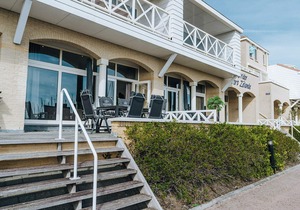 Luxury appartement overlooking the marina for 10 people.