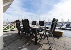 Luxury appartement overlooking the marina for 10 people.