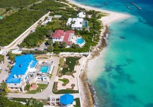 Luxury Beachfront Condo with Infinity Pool, Hot Tub, Sauna, Mini Golf