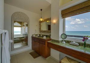 Luxury Beachfront/Oceanfront Villa-Beuatiful Beach,Infinity Pool, Full Staff!
