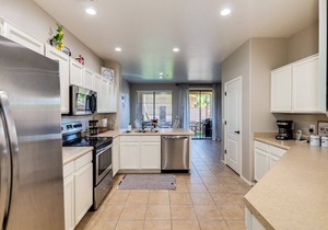 Luxury Golf Community Retreat ~ Putting Green, EV Charger, Pool & Hot Tub