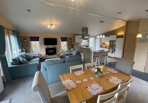 Luxury lakeside lodge with sunken hot tub prime location on bull rush lake @tattershall lakes
