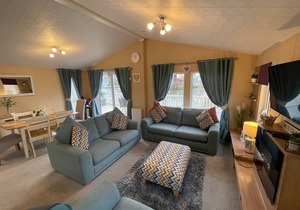 Luxury lakeside lodge with sunken hot tub prime location on bull rush lake @tattershall lakes