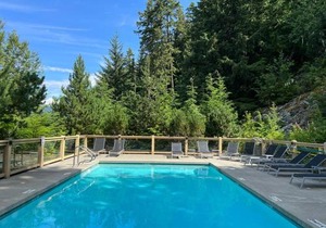 Luxury Mountain Retreat with PRIVATE Hot Tub by Harmony Whistler