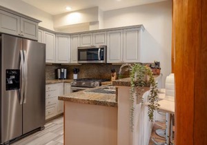 Luxury Mountain Retreat with PRIVATE Hot Tub by Harmony Whistler