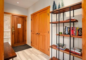 Luxury Mountain Retreat with PRIVATE Hot Tub by Harmony Whistler