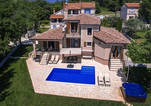 Luxury Villa in Fuskulin with Swimming Pool and Jacuzzi